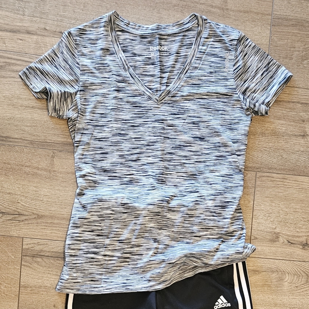 Barely Worn - REEBOK - Lightweight Athletic Tee Shirt - size Medium